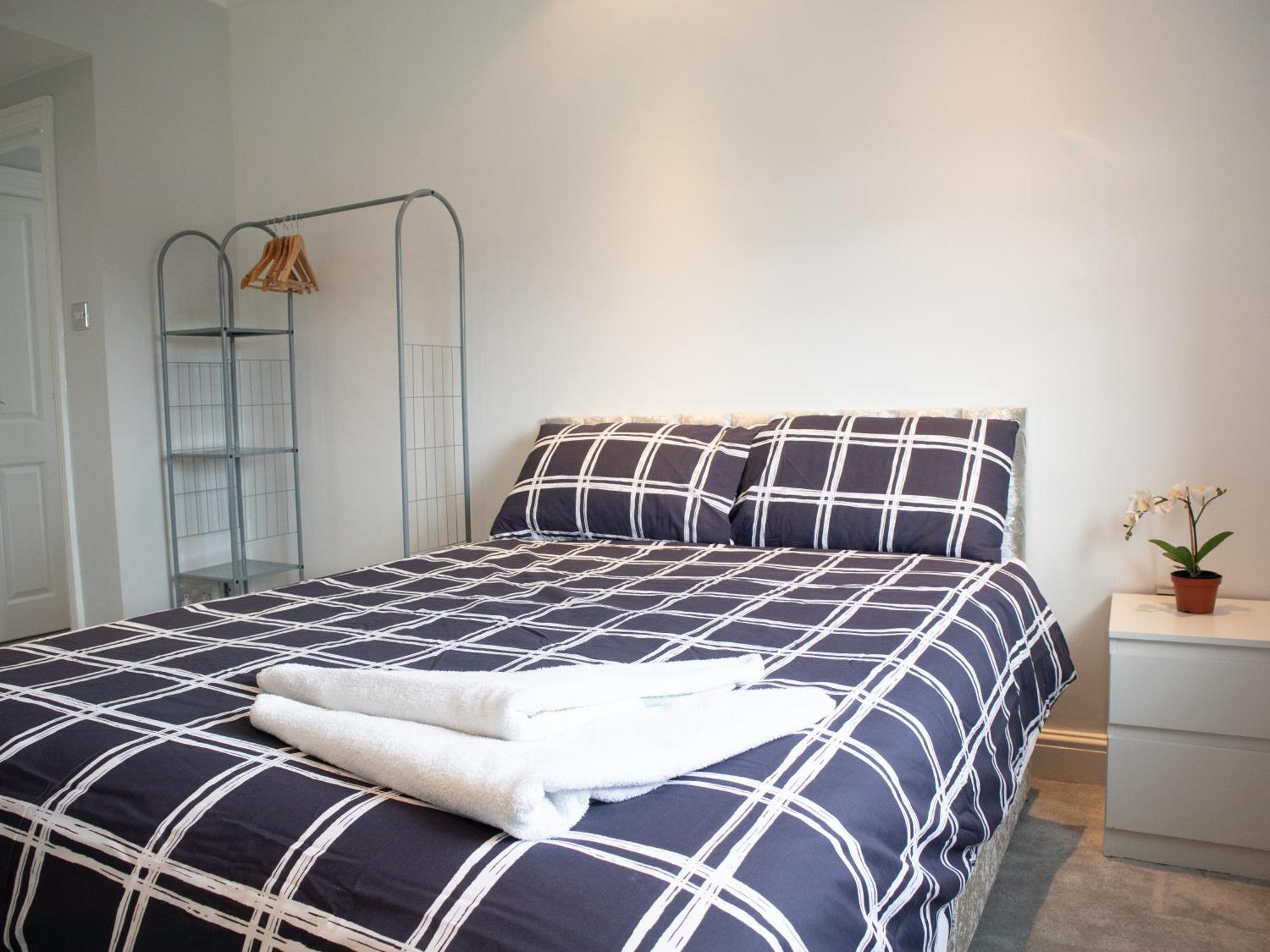 Appartamento Bright Private Terrace - Free Private Parking - Tv - Wifi - Netflix Croydon Esterno foto