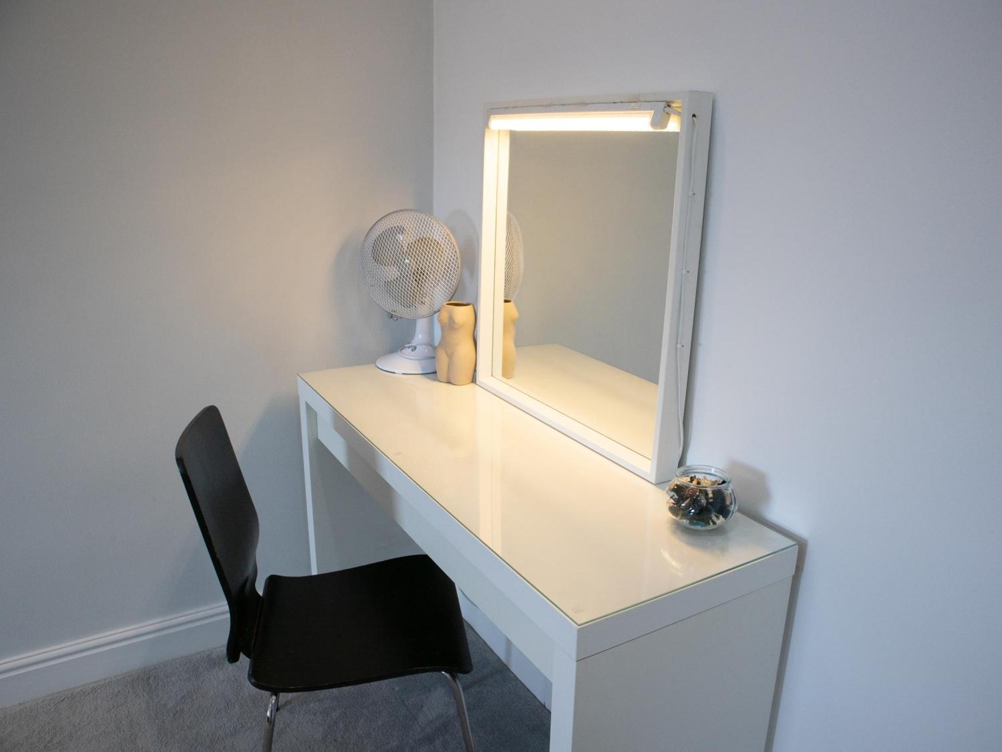 Appartamento Bright Private Terrace - Free Private Parking - Tv - Wifi - Netflix Croydon Esterno foto