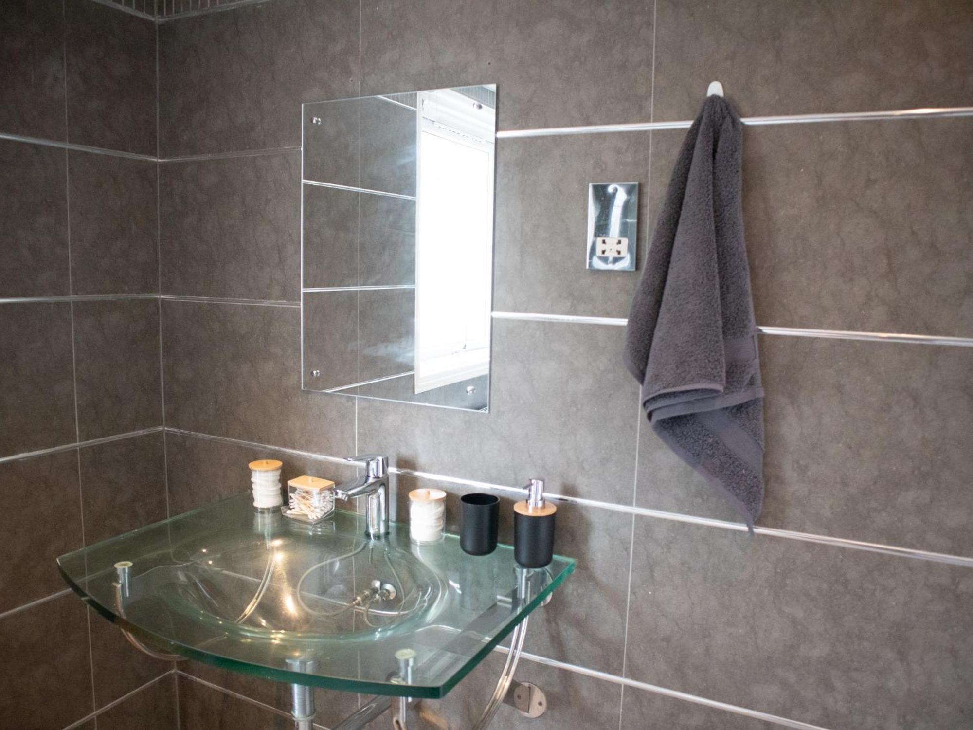 Appartamento Bright Private Terrace - Free Private Parking - Tv - Wifi - Netflix Croydon Esterno foto