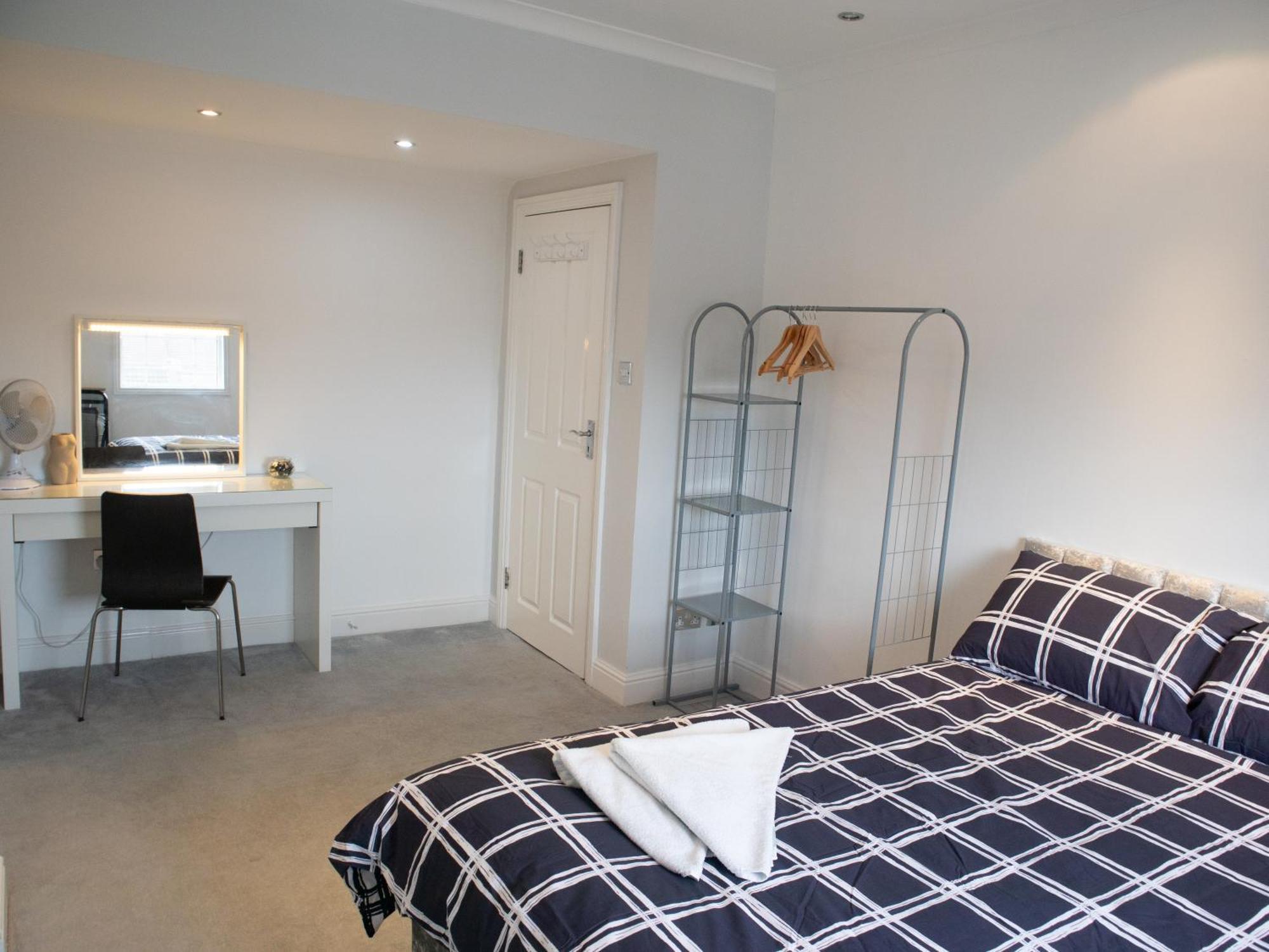 Appartamento Bright Private Terrace - Free Private Parking - Tv - Wifi - Netflix Croydon Esterno foto