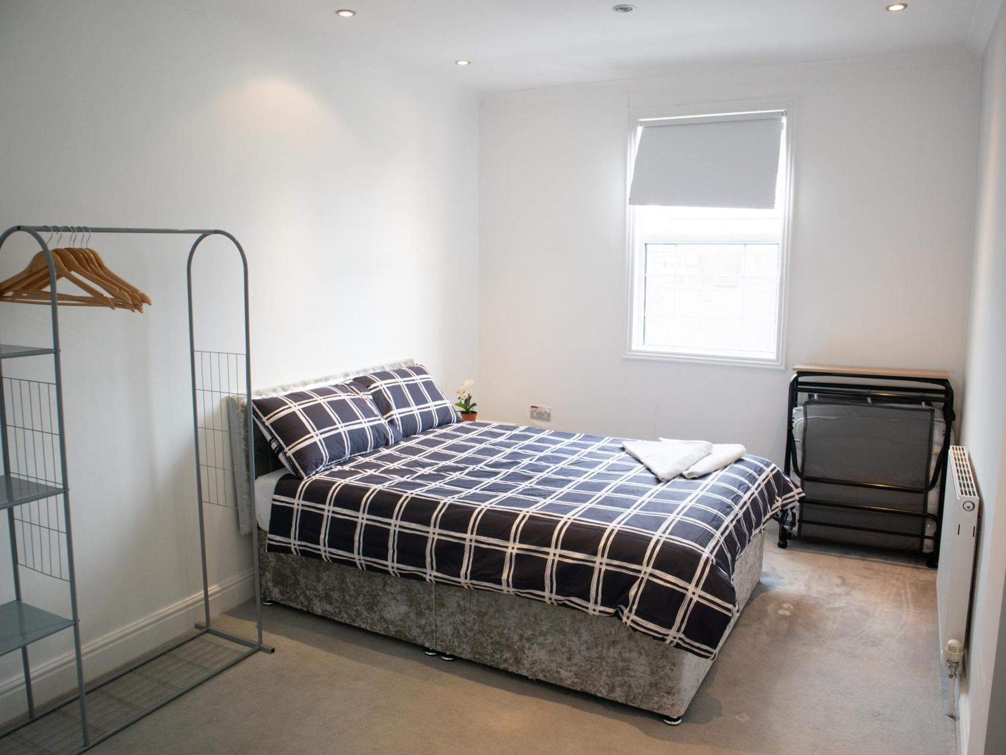 Appartamento Bright Private Terrace - Free Private Parking - Tv - Wifi - Netflix Croydon Esterno foto