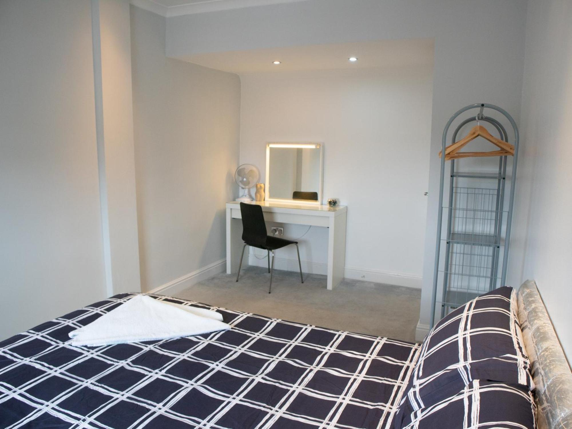 Appartamento Bright Private Terrace - Free Private Parking - Tv - Wifi - Netflix Croydon Esterno foto